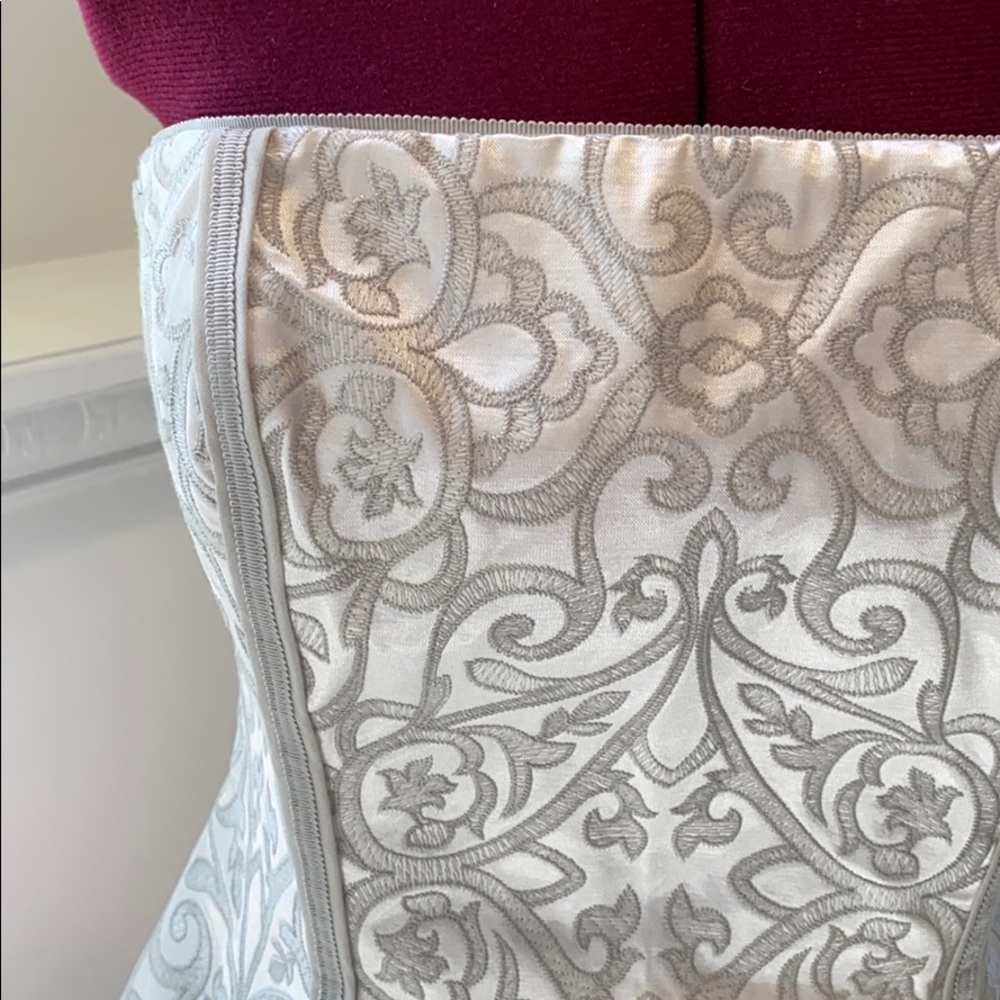 Stunning silver and white bustier - Picture 2 of 8